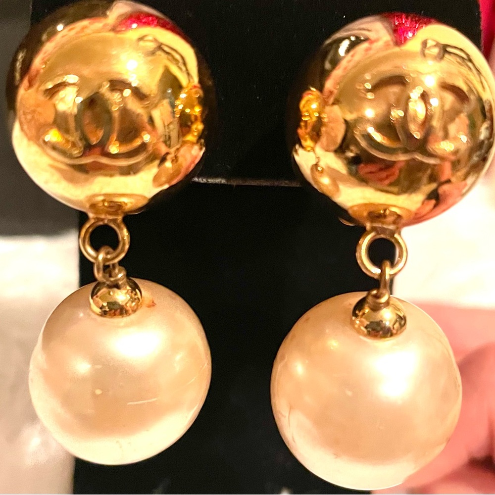CHANEL VINTAGE SPRING 1993 Gold and faux pearl drop earrings.
